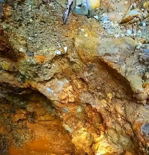 绝地求生中金矿的正确挖掘方法是什么？如何快速找到金矿？